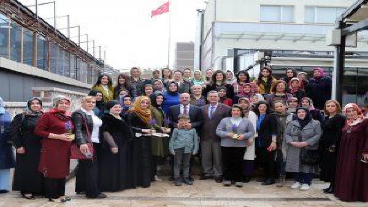 Gölbaşı Belediye Başkanı Fatih Duruay 8 Mart Dünya Kadınlar Günü dolayısı ile Gölbaşılı kadın esnaflarla buluştu