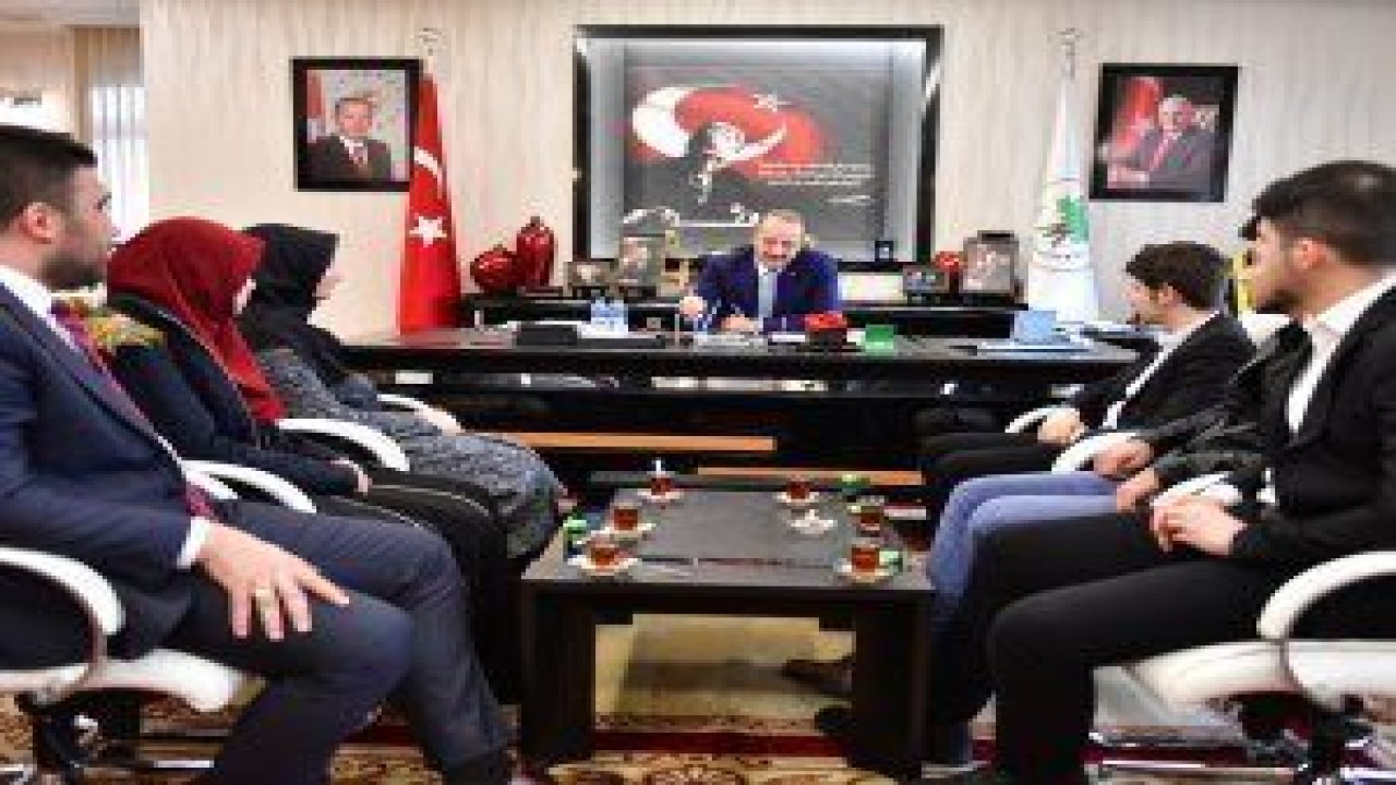 Mamak İmam Hatip Lisesi öğrencileri Başkan Akgül’ü makamında ziyaret etti