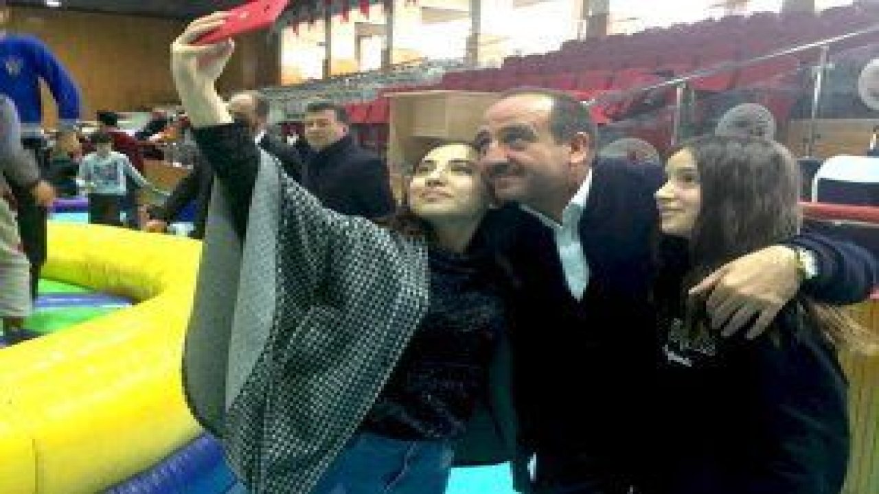 Başkan Duruay, Gölbaşı Belediyesi'nin yarı yıl tatili nedeniyle Cumhuriyet Spor Salon'un da düzenlediği çocuk şenliğine katıldı