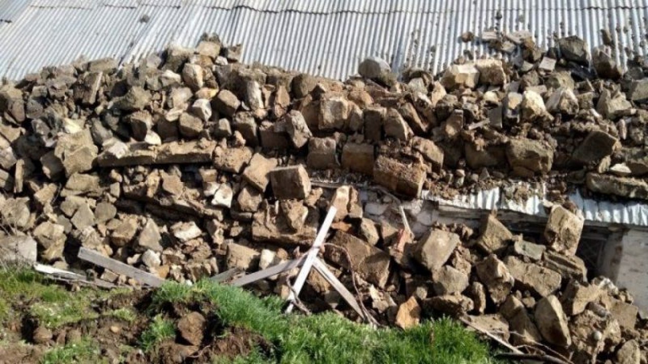 İstinat duvarı evin üzerine çöktü