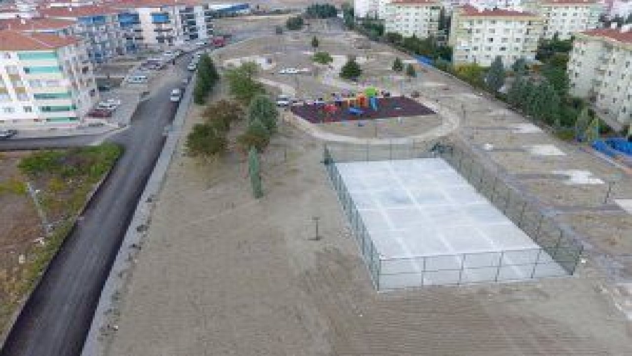 Ayvaşık Mahallesi Oğuzkent Mevki ve Hacıkara Mahallesi Çamlıbağ Mevki’nde yapımı devam eden parklar için çalışmalar hız kesmeden devam ediyor