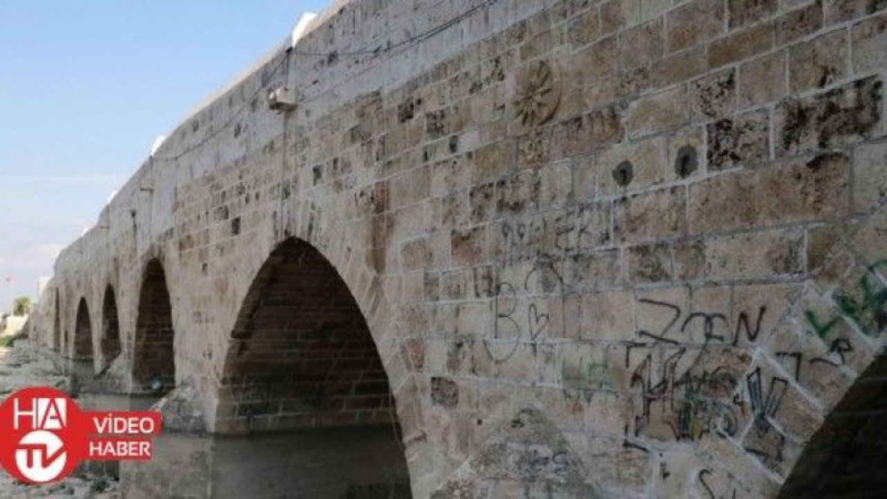 Dünyanın en eski köprüsüne sprey boya ile yazı yazdılar