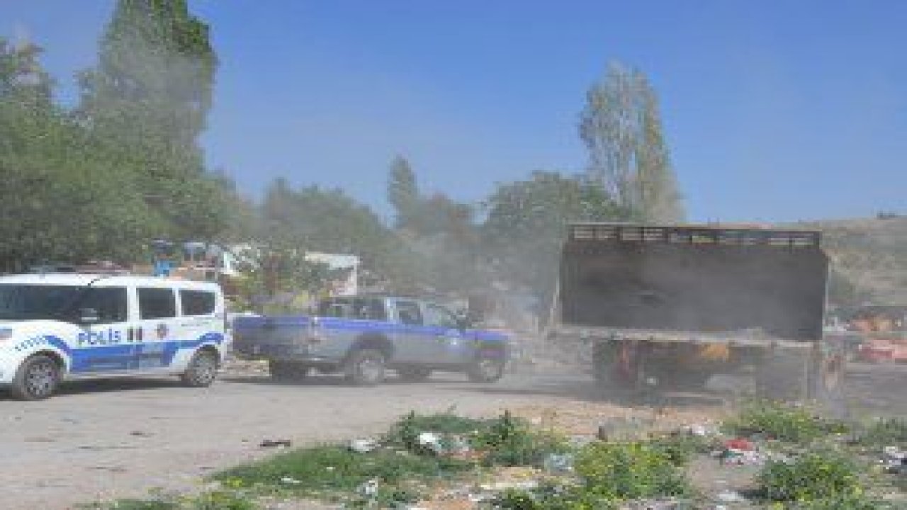 Keçiören Ovacık' ta bulunan atık kağıt, plastik ve hurda malzeme biriktirenlerin çadır ve kulübeleri yıkılarak temizlendi