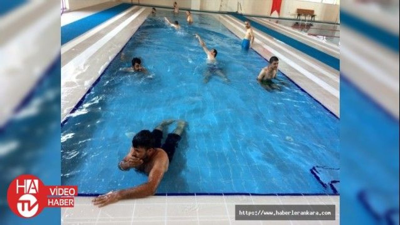 Bedensel engelli gençler yüzme keyfi yaşadı