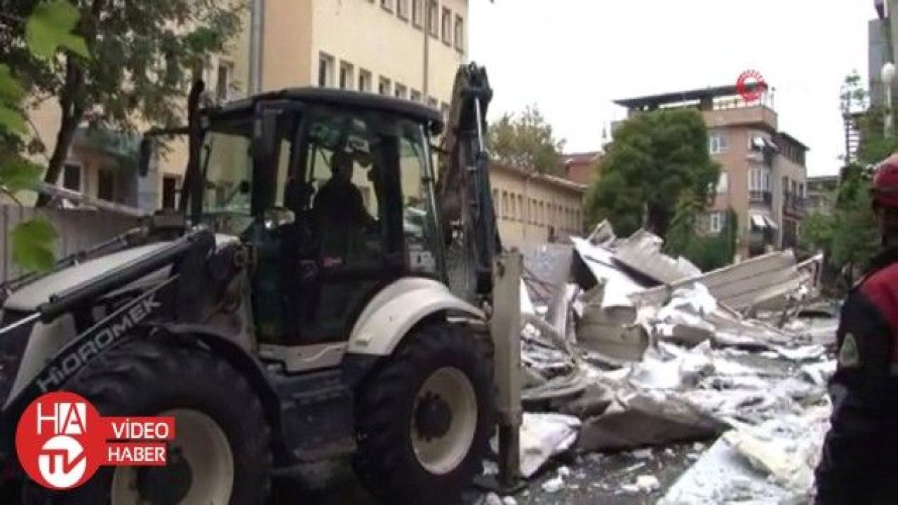 Araçların üzerine devrilen okul çatısının enkazı kaldırıldı