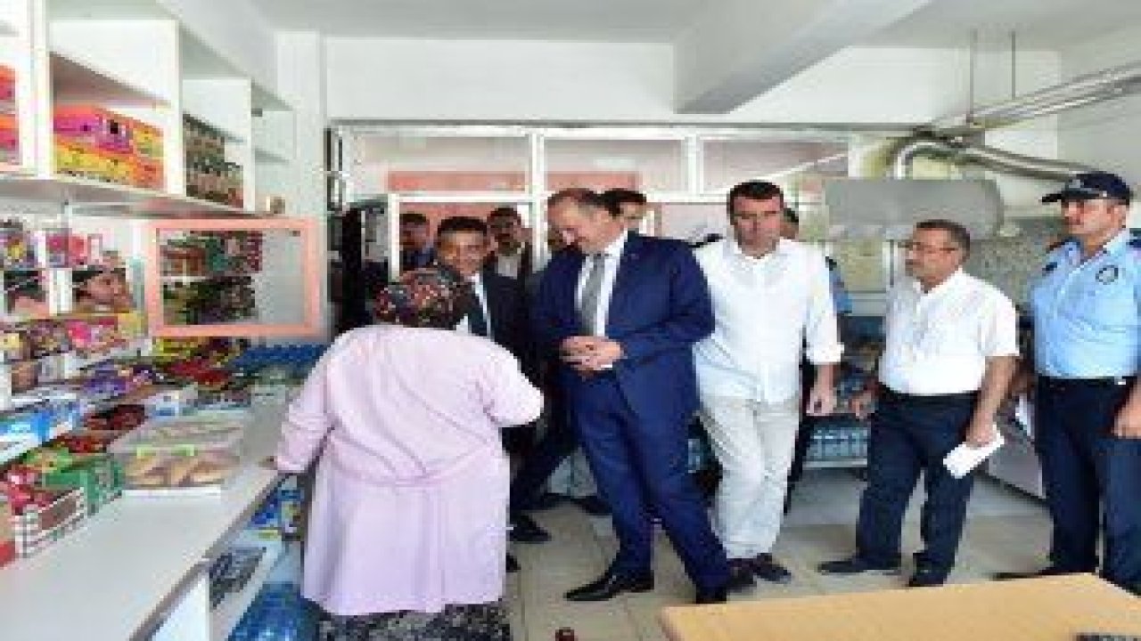 Mamak Belediye Başkanı Mesut Akgül, İlçe Milli Eğitim Müdürü Rahmi Güney ile birlikte okul kantinlerini denetledi