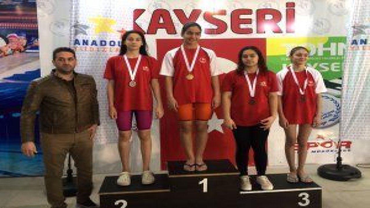 Mamak Belediyesi Yüzme Takımı sporcusu Başak Esen Ankara’yı başarıyla temsil etti