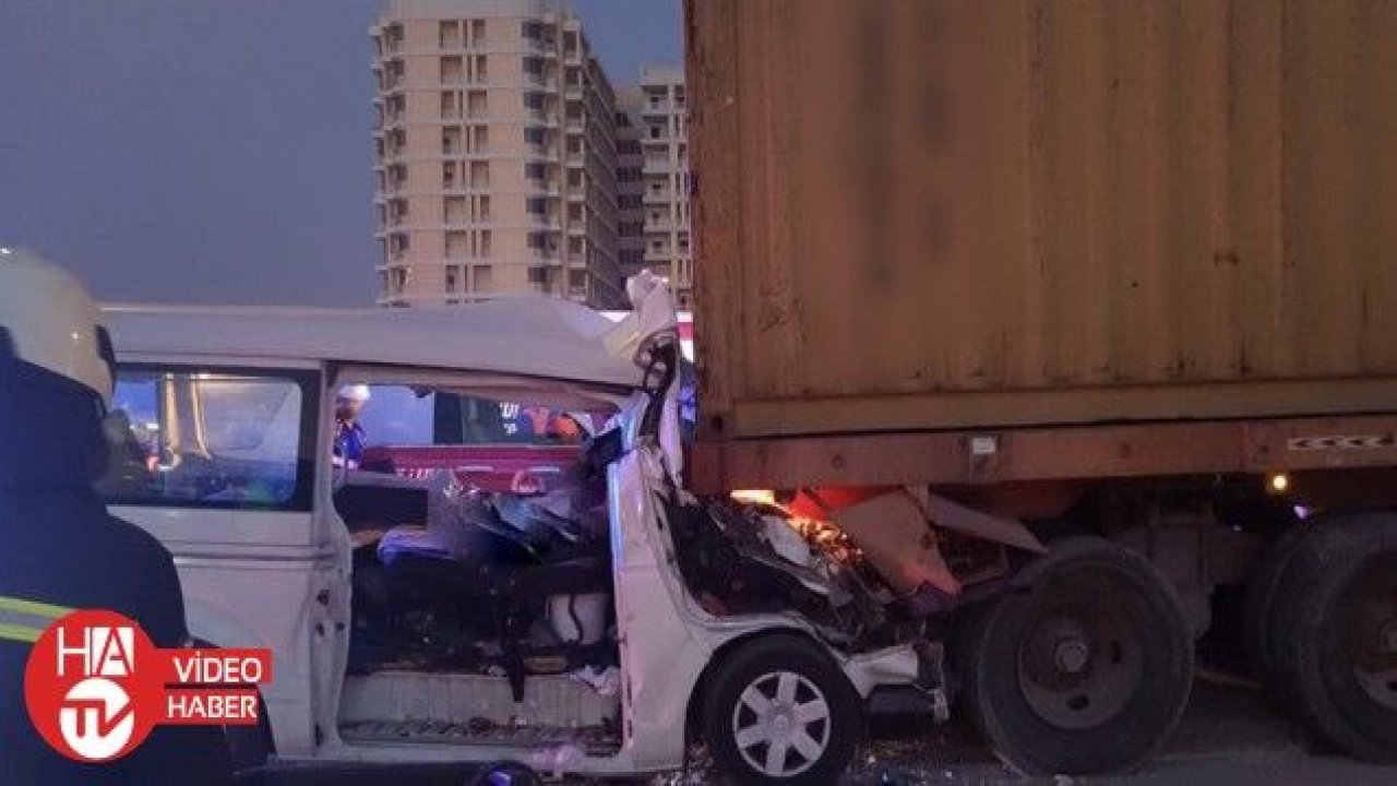Dubai’de işçileri taşıyan minibüs kamyona çarptı: 8 ölü, 6 yaralı