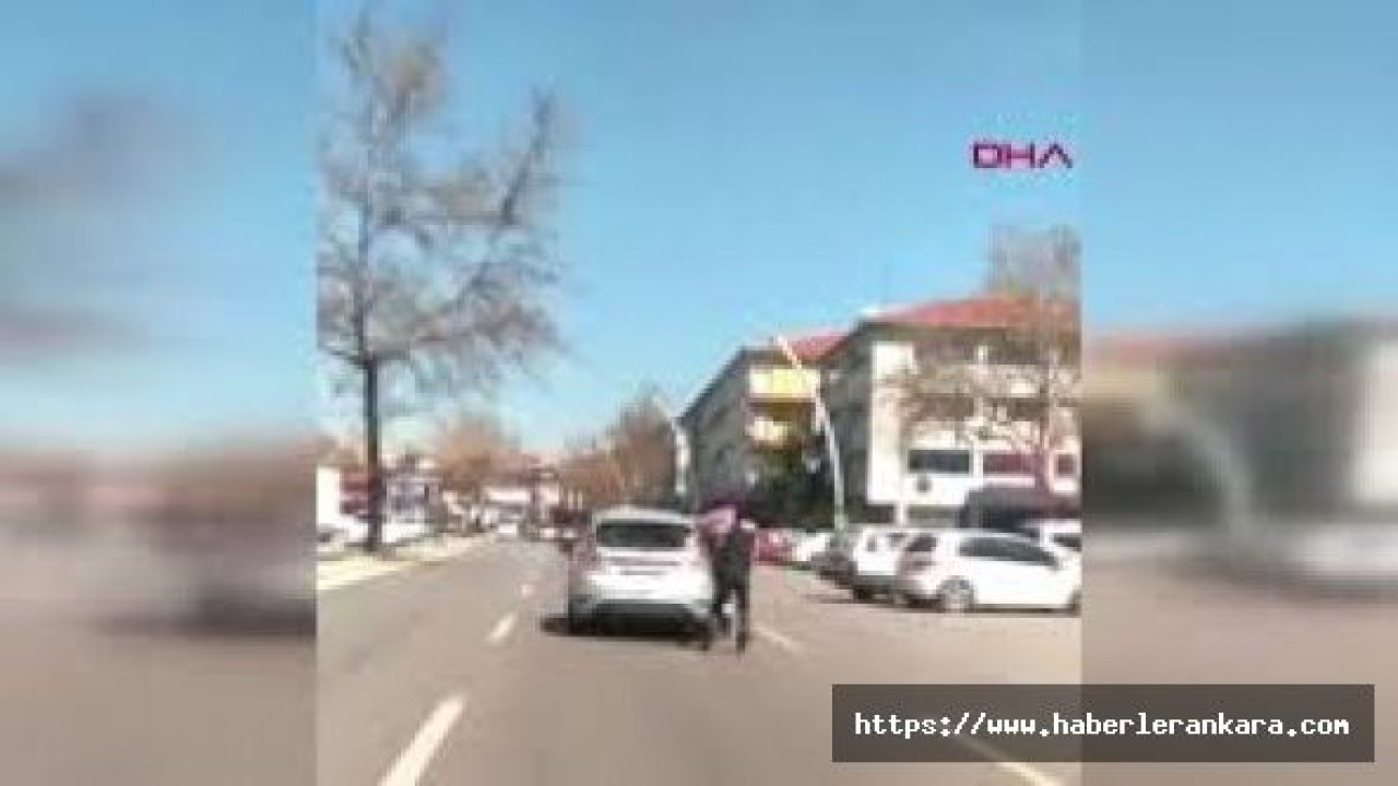 Ankara Haber: Otomobile arkadan tutunarak ilerleyen 3 gencin tehlikeli yolculuğu