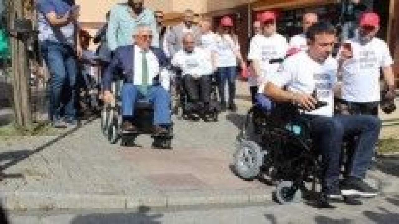 Başkan Akpolat tekerlekli sandalyeye binerek ’engelleri’ tespit etti