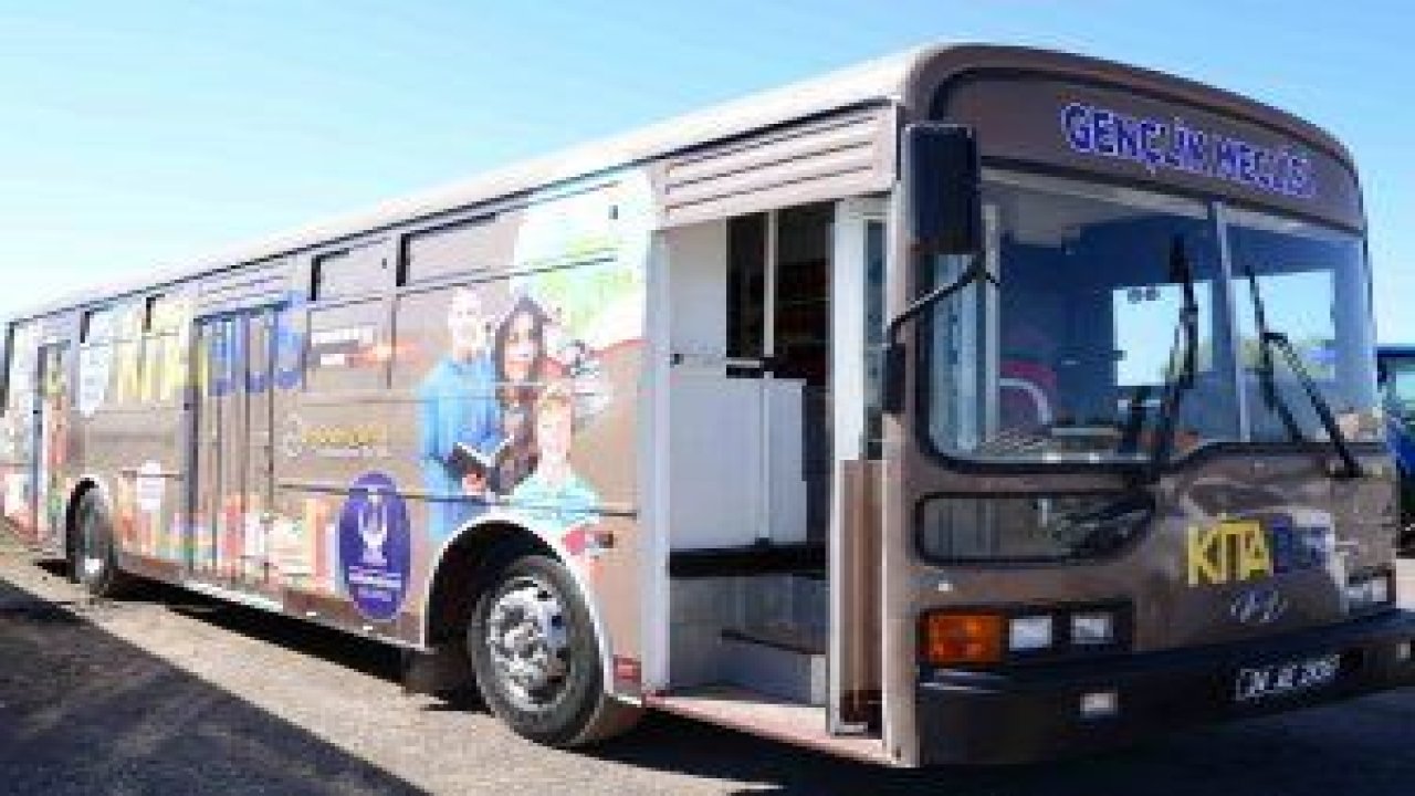 Kahramankazan Belediyesi Gençlik Meclisi üyesi öğrenciler bir otobüsü yürüyen kütüphaneye dönüştürdü