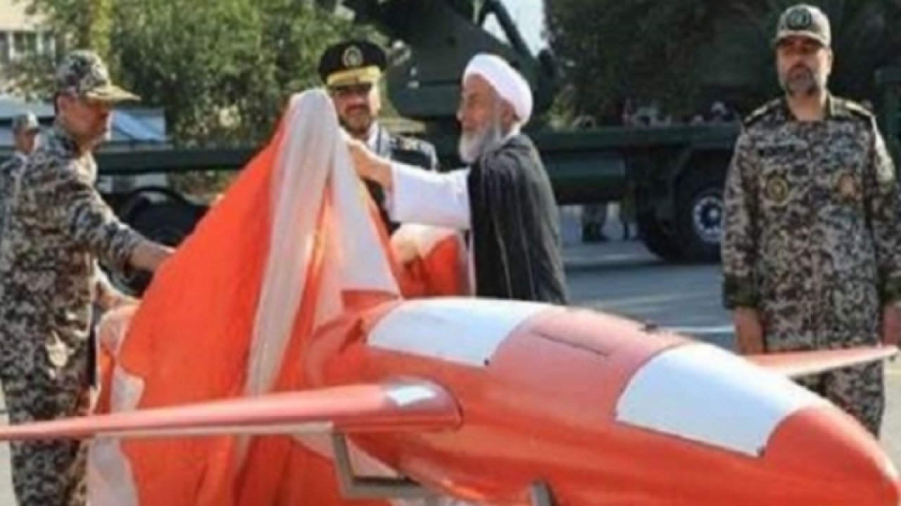 İran ürettiği İnsansız Hava Aracı "Keyan"ı tanıttı
