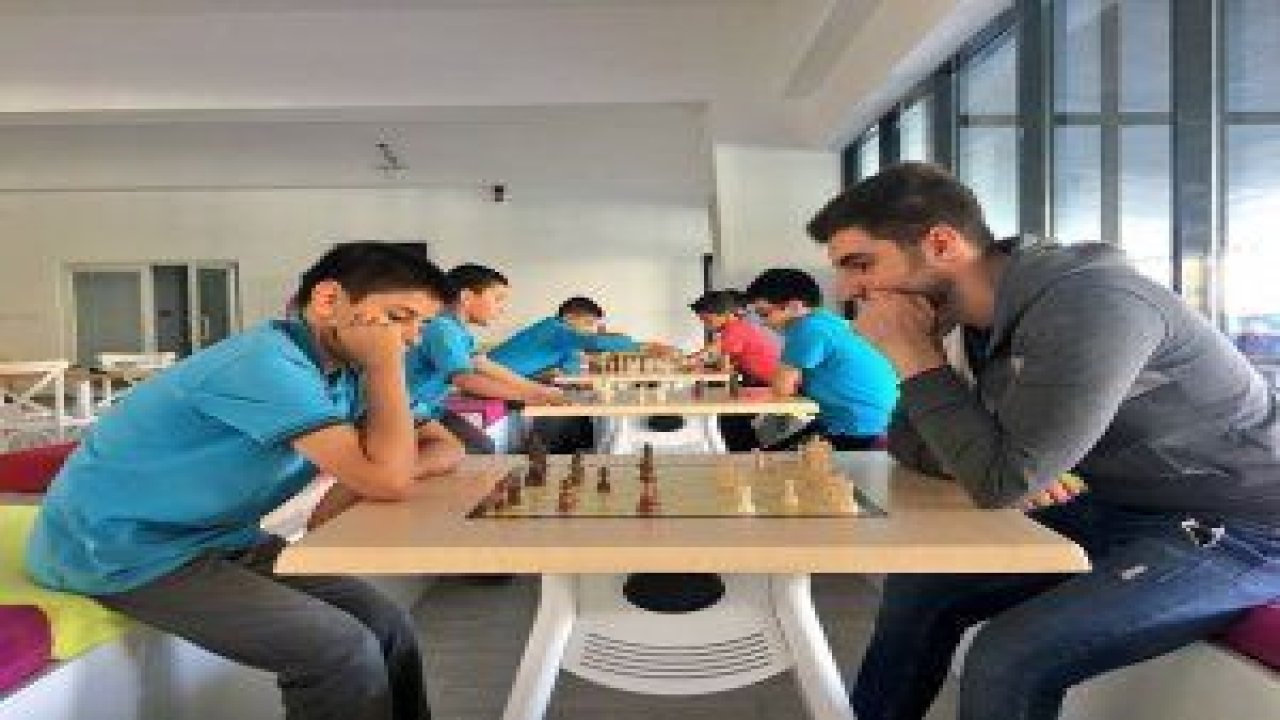 Bağlum'un ilk kültür merkezi olma özelliğini taşıyan Abdurrahim Karakoç Kültür, Spor ve Gençlik Merkezi, gençlerin yeni adresi oldu