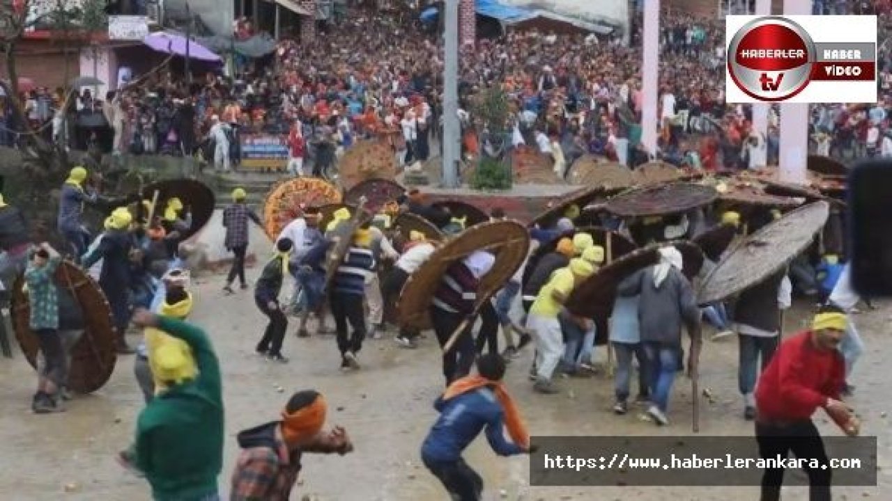 Hindistan’da taş atma festivali: 100 yaralı