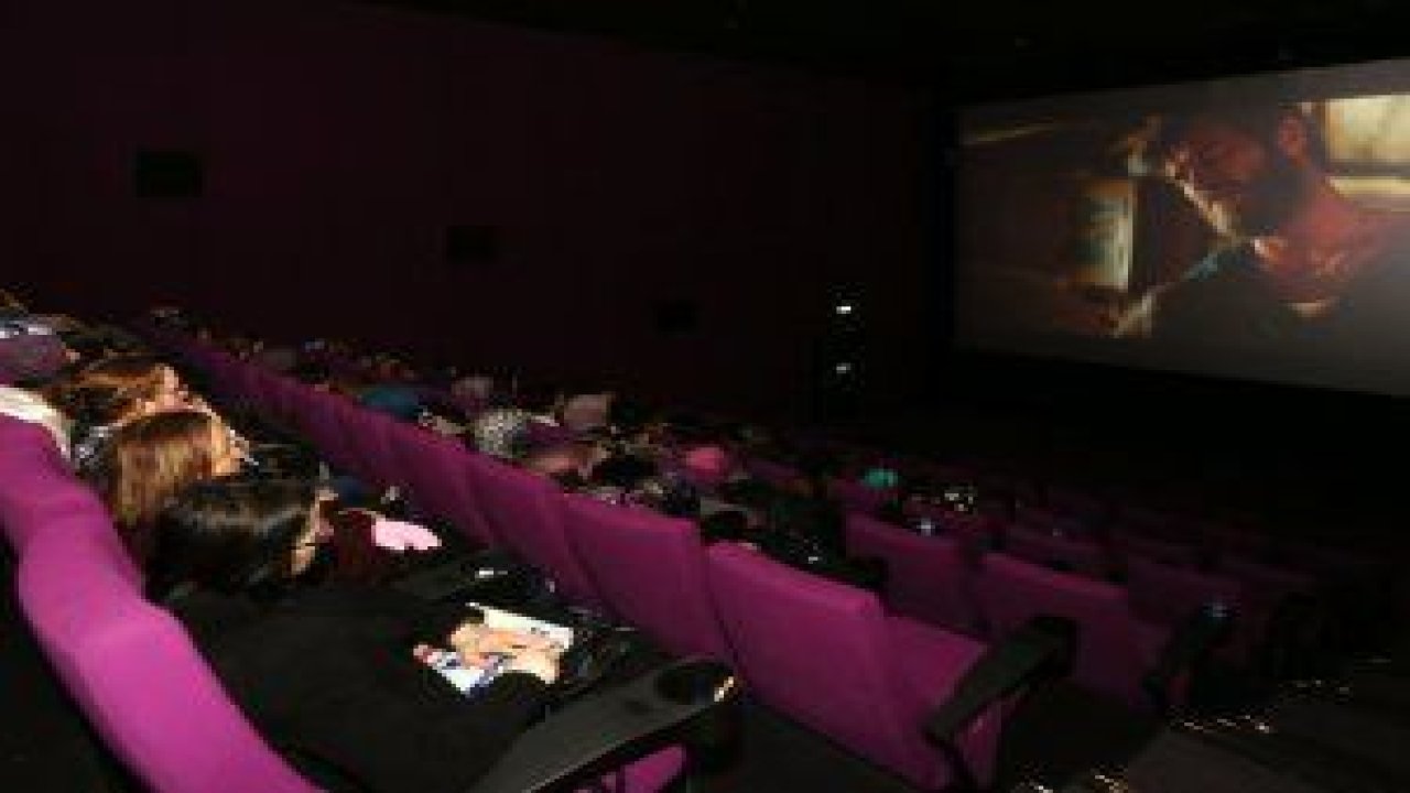 Yenimahalle Belediyesi’ne bağlı YENİMEK (Meslek Edindirme ve Hobi Kursları), hayatlarında ilk defa sinema deneyimi yaşayacak 60 kursiyeri sinemada buluşturdu