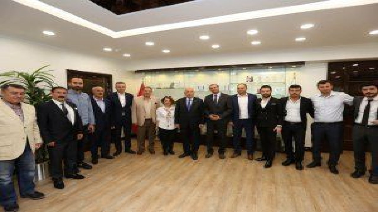 Yenimahalleli müteahhitler Fethi Yaşar’ı makamında ziyaret etti