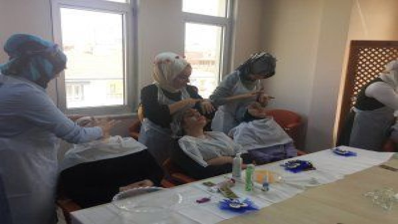 Pursaklar Belediyesi Hüma Sultan Hanım Evinde uygulamalı cilt bakımı eğitimi verildi
