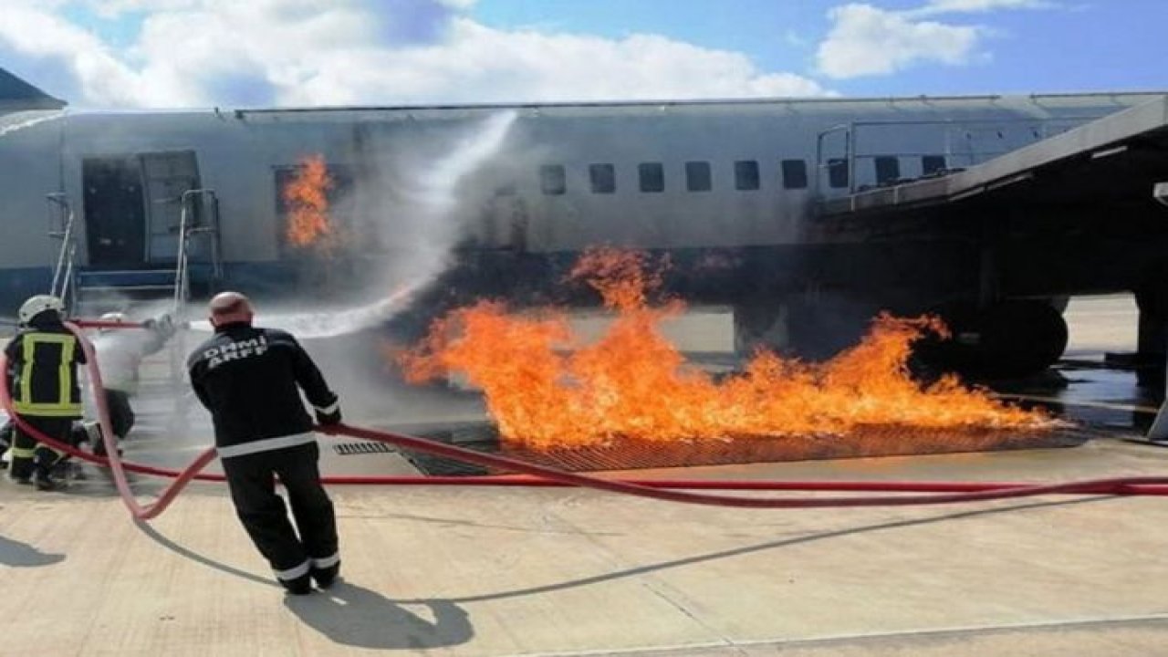 İstanbul Havalimanı Personeli Uçak Yangın Simülatörü Eğitim Tesisinde Eğitim Alıyor