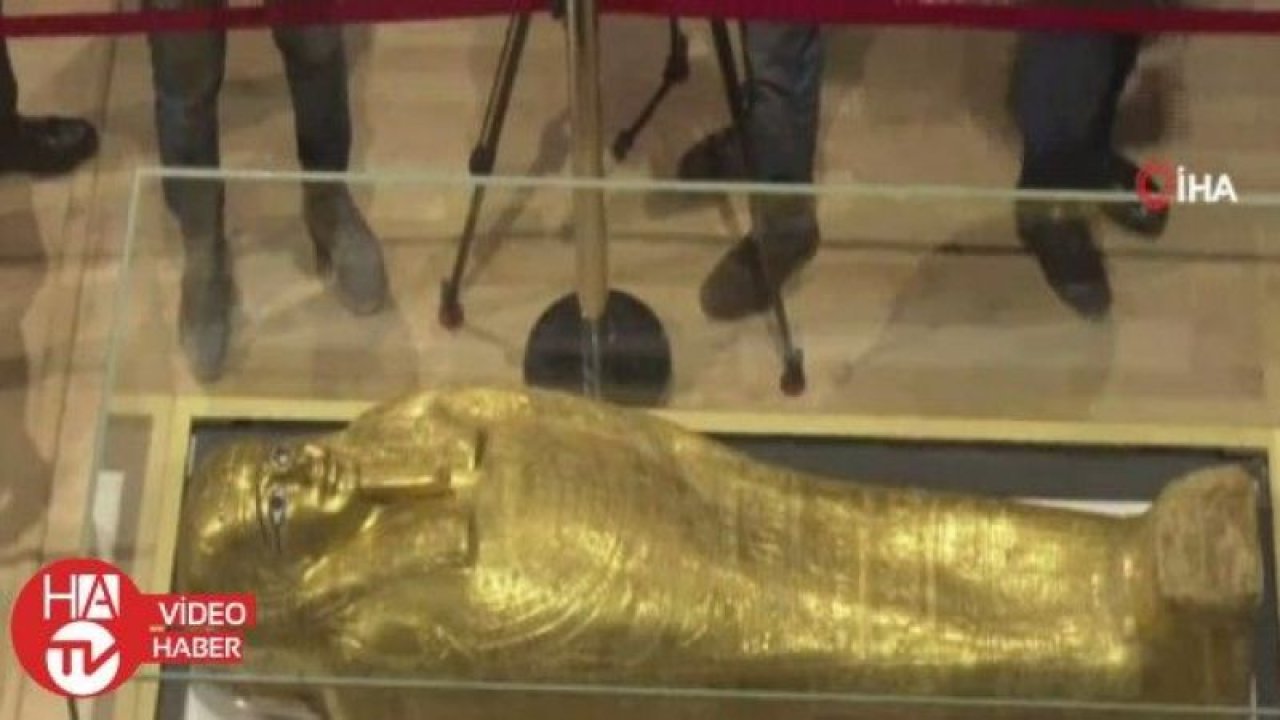 Mısır, 2 bin 100 yıllık antik yaldızlı tabutu sergiledi