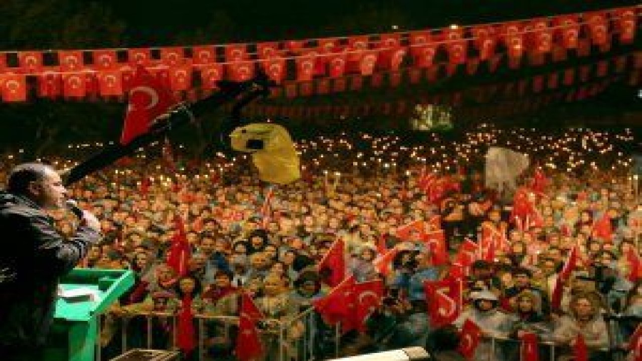 Çankaya Belediyesinin düzenlediği Cumhuriyet Bayramı kutlamalarında binlerce vatandaş meşalelerle Anıtkabir’e yürüdü