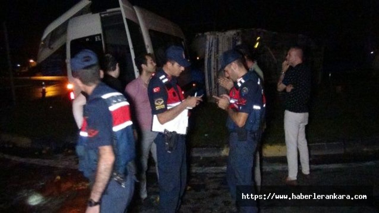 Tur minibüsü kamyona çarptı: 5’i turist 6 yaralı