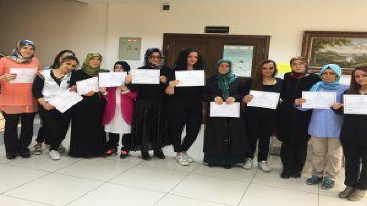 Pursaklar Belediyesi Hüma Sultan Hanım Evinde bilgisayar kursuna katılan kadınlar sertifikalarını aldı