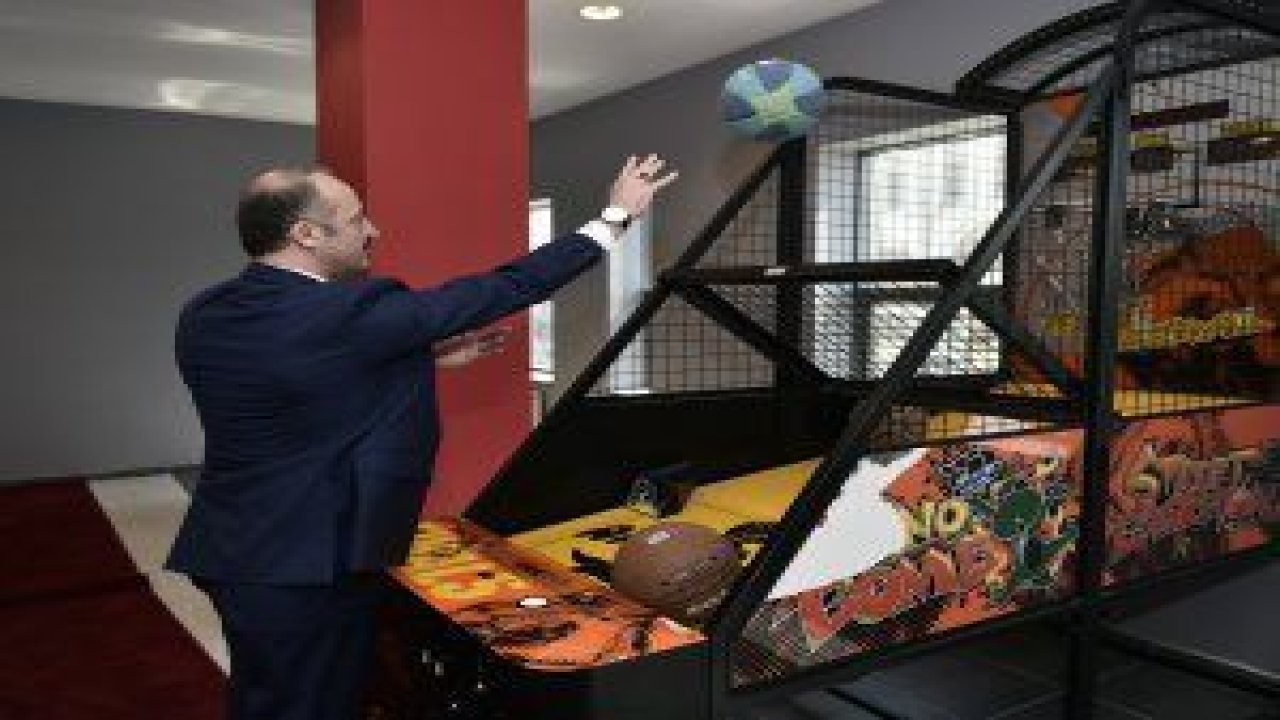 Mamak Kaymakamı Ziya Polat ile Başkan Ak, Başak Gençlik ve Spor Merkezi’ndeki faaliyetleri yerinde inceledi