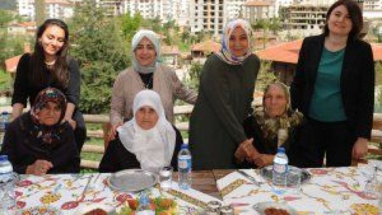 Huzurevi sakinleri Anneler Günü'nü Altınköy'de kutladı