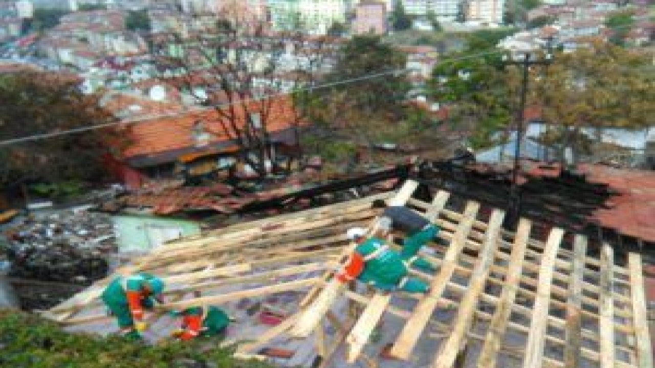 Çankaya Belediyesi evinin çatısı yanan vatandaşa destek oldu