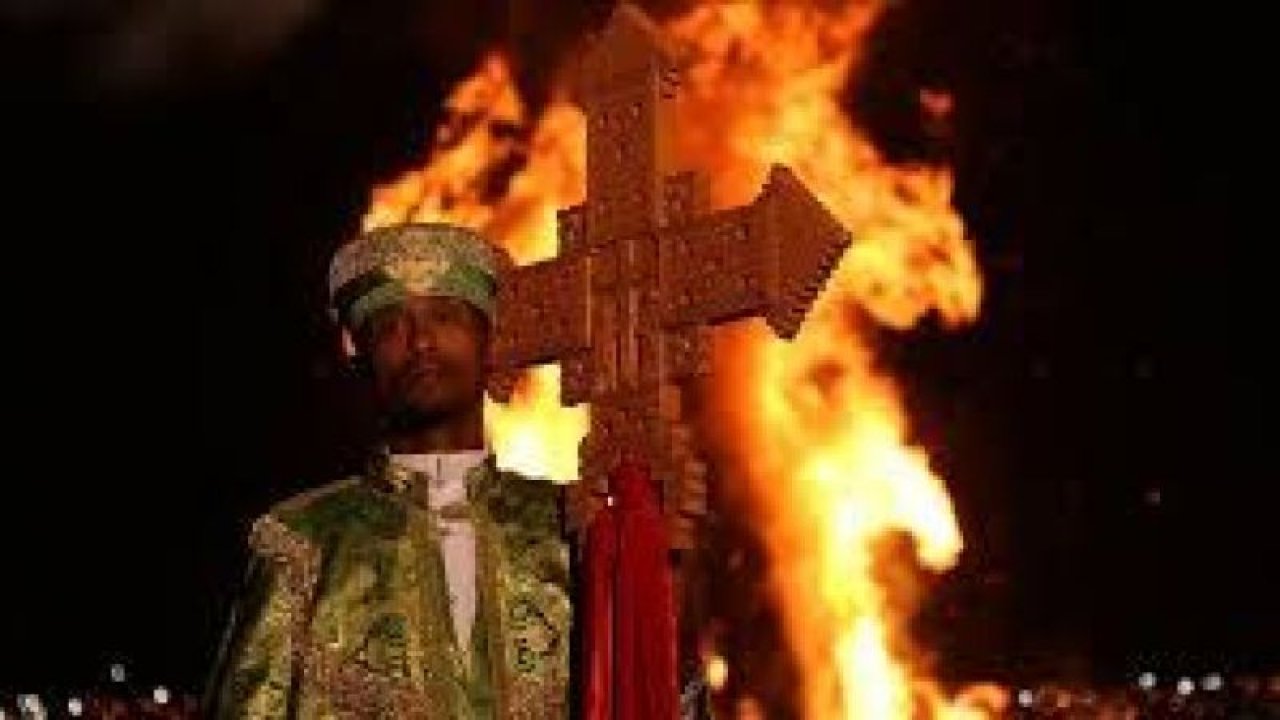 Etiyopya "Meskel" ateşini yaktı