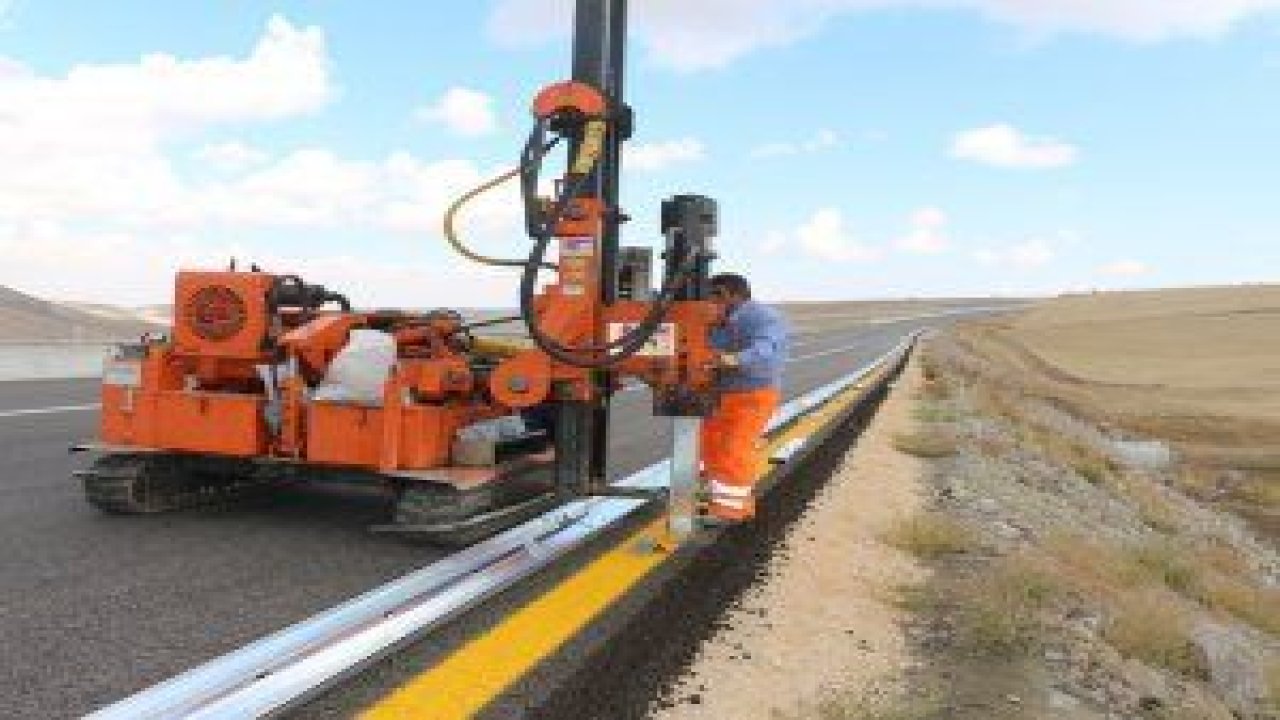 Büyükşehir Belediyesi Ankara genelinde oto korkuluk yapımını sürdürüyor