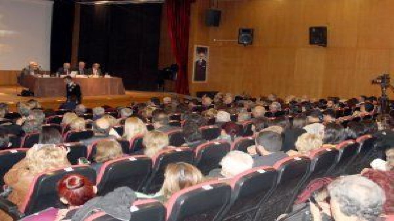 “Bülent Ecevit'in Şair Yönü“ konulu etkinlik, Çankaya Belediyesi Çağdaş Sanatlar Merkezi'nde gerçekleştirildi