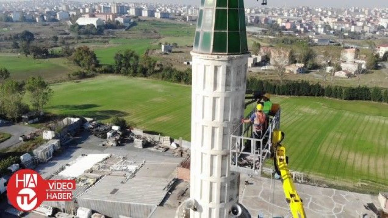 Arnavutköy’de depremde hasar gören caminin minaresi sökülüyor