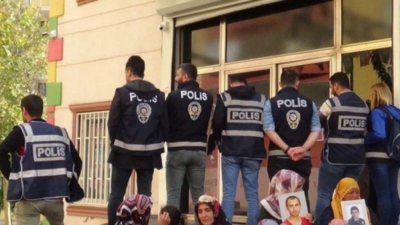 HDP önünde evlat nöbeti tutan ailelerden ’güvenlik kamerası’ tepkisi