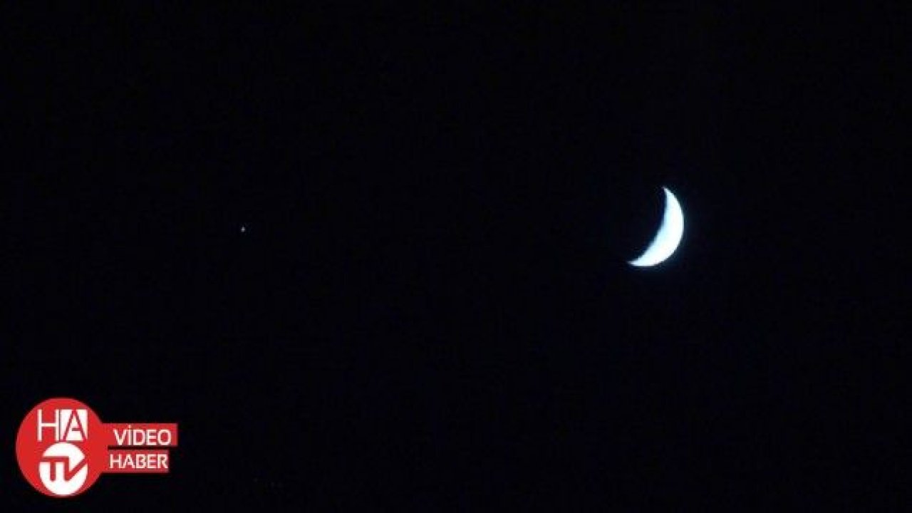 Gökyüzünde yan yana gelen Ay ve yıldız Türk bayrağını hatırlattı