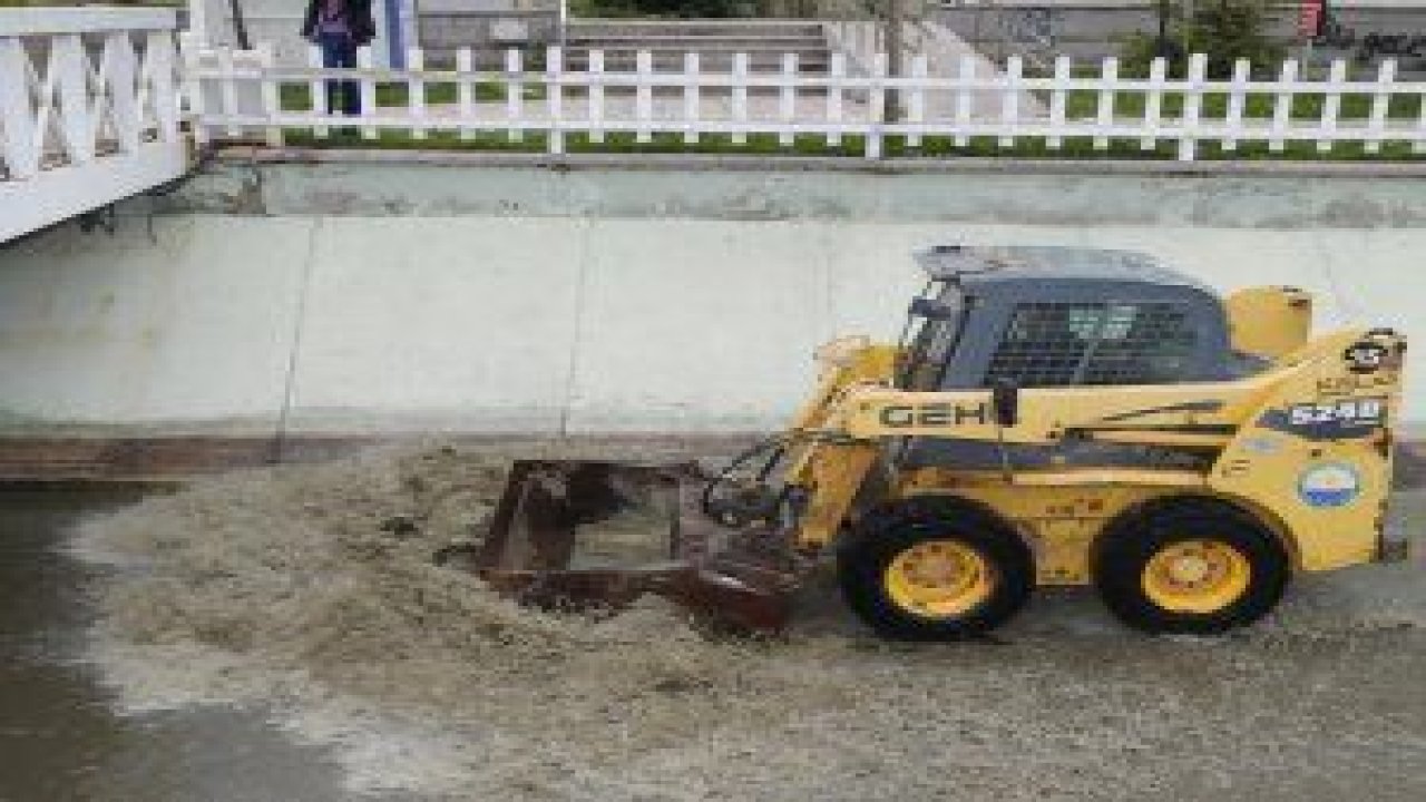 Mogan Gölü’nü besleyen Su Kesen deresi ve Eymir Gölü’nü besleyen  su kanalları temizlenmeye başlandı