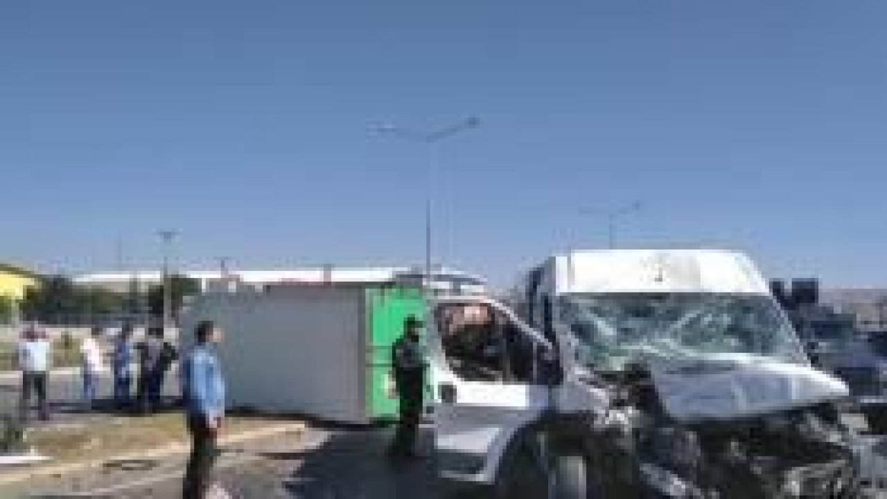 Özel harekat polislerini taşıyan servis kamyonla çarpıştı: 5 yaralı