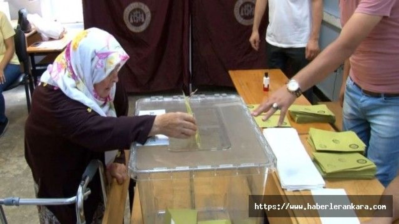71 yaşındaki kadın oy kullanmaya yürüteç ile geldi