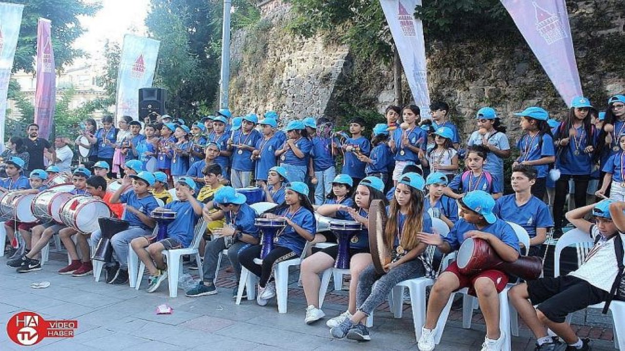 Galata Kulesi Meydanı’nda çocuklardan müzik ziyafeti