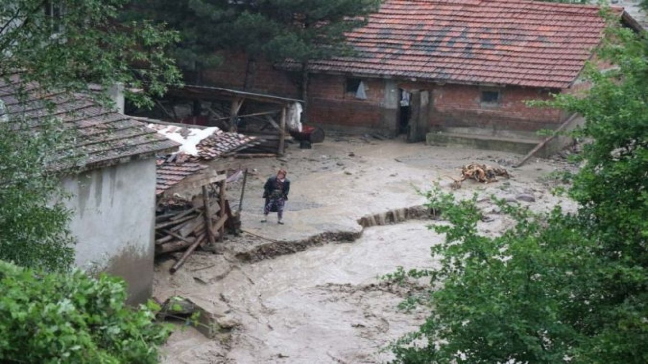 Bolu’da Etkili Olan Sağanak D100’ü Trafiğe Kapattı