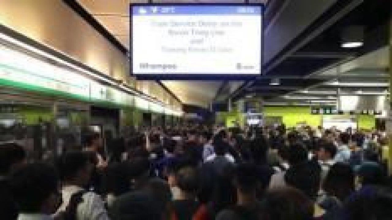 Protestocular Tren İstasyonlarını Bastı, Ulaşım Felç Oldu