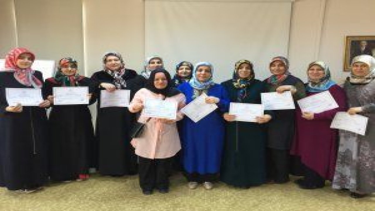 Pursaklar Belediyesi Hüma Sultan Hanım Evindeki giyim kursuna katılan hanımlar eğitimlerini tamamlayıp sertifika aldı