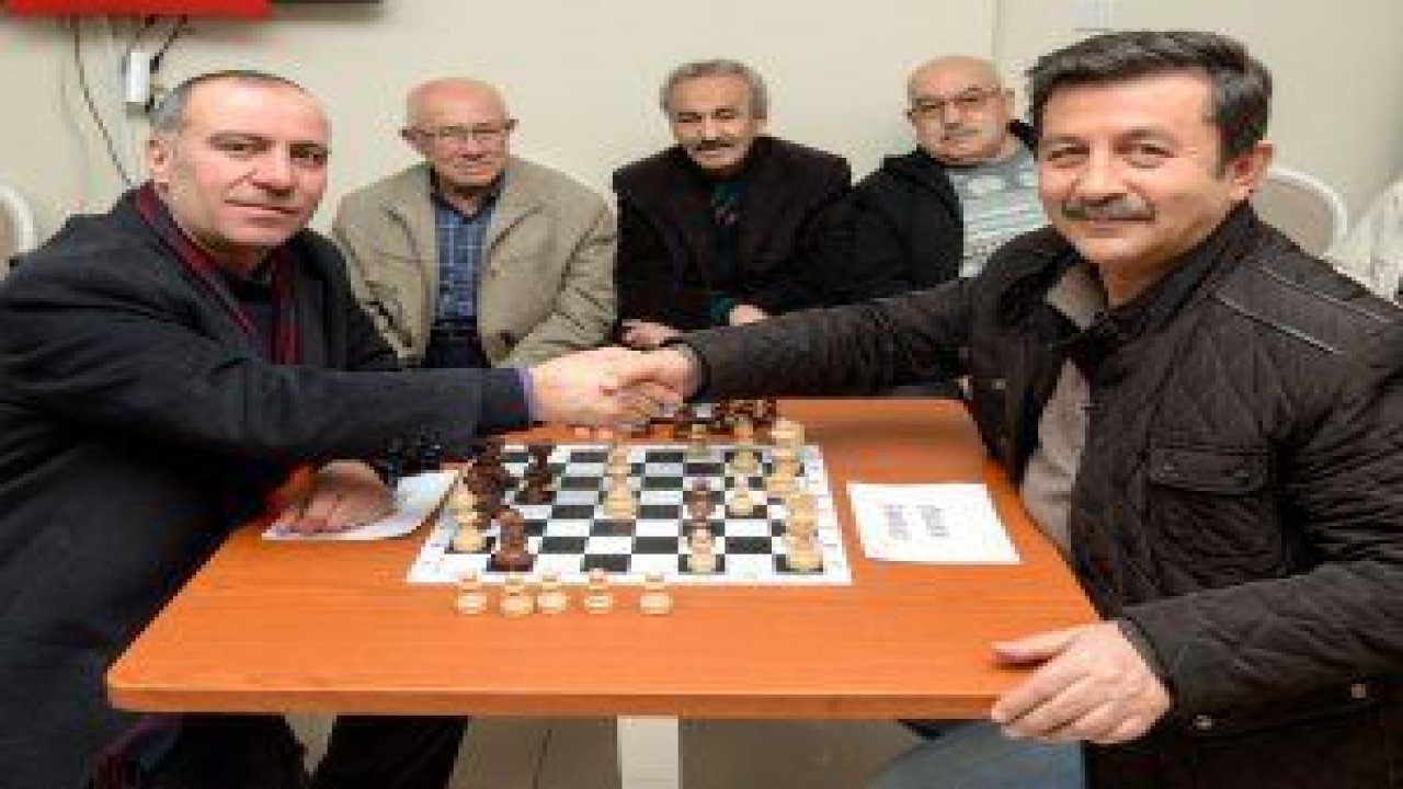 Altındağlı Beyler, Aydınlıkevler Aktif Yaşam Merkezi’nde önce satranç eğitimi aldı, daha sonra öğrendikleriyle turnuvaya katıldı