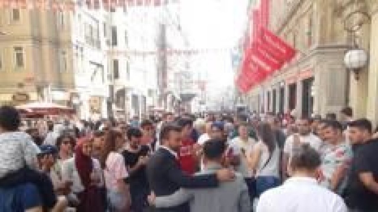 İstiklal Caddesi’nde gökten saçılan paralar izdihama neden oldu
