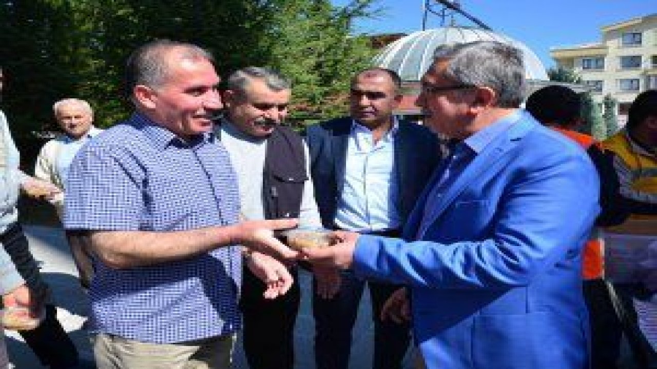 Pursaklar Belediye Başkanı Selçuk Çetin öğle namazı sonrası Hicret Camii cemaatine aşure ikram etti