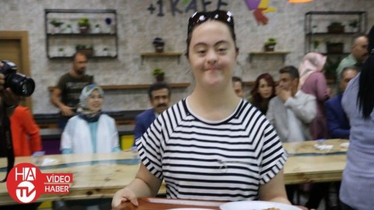 Bu kafenin tüm çalışanları down sendromlu bireyler