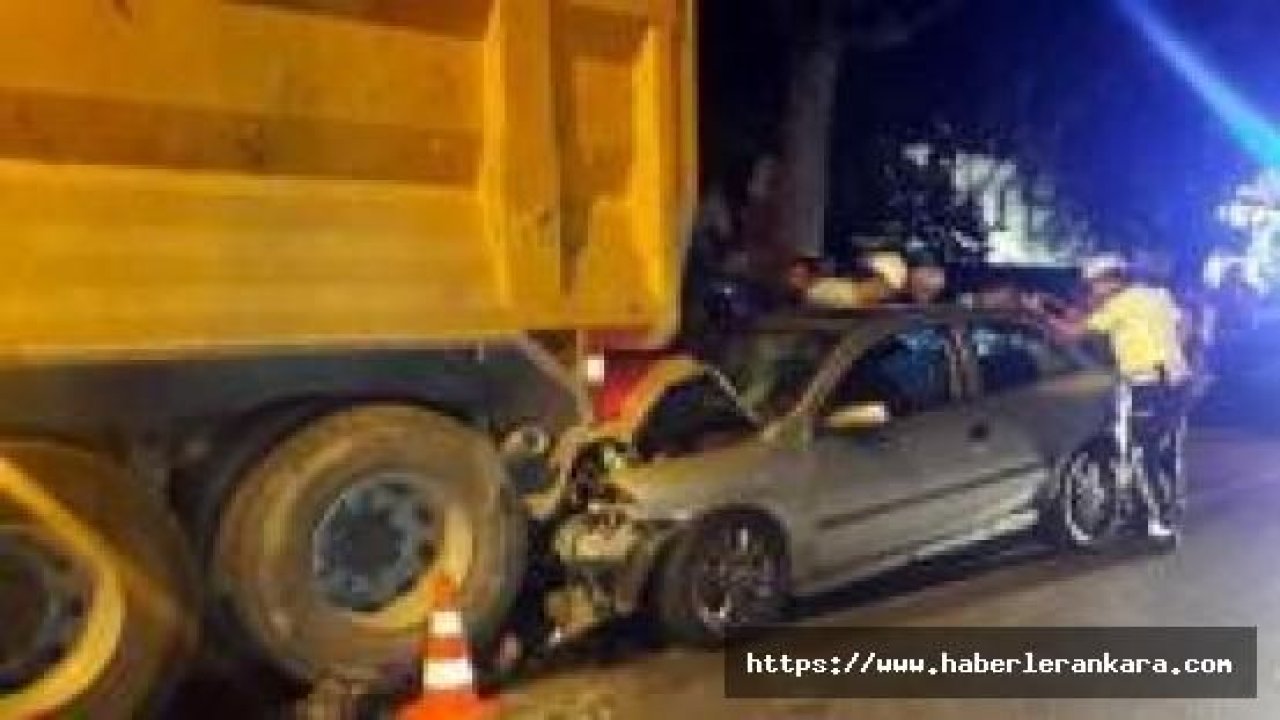 Ankara'da otomobil park halindeki kamyona çarptı: 3 yaralı