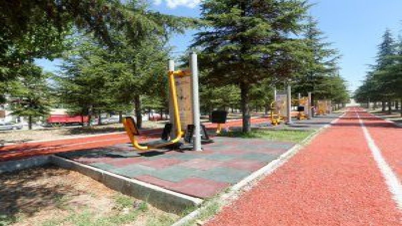 Halkın koşu yolu ve halı saha isteği üzerine belediye ekipleri, 4 halı saha ve 5 koşu yolunu daha Sincan’a kazandırıyor