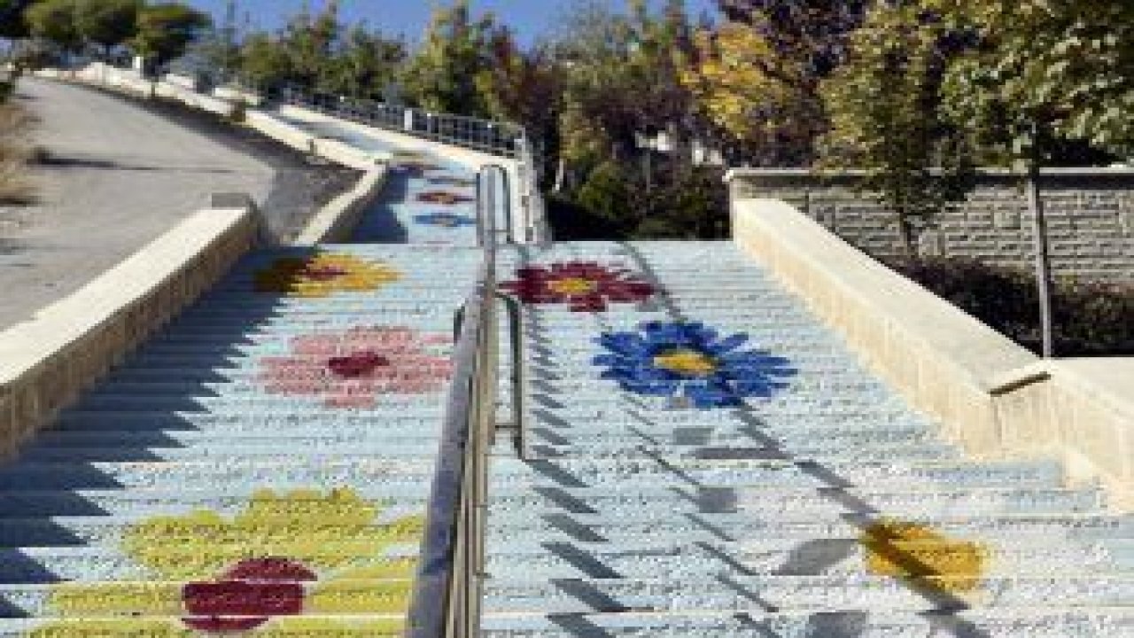 Mamak'ta merdivenler ve kaldırımlar kentin ruhunu ve kimliğini yansıtacak şekilde rengarenk boyanıyor