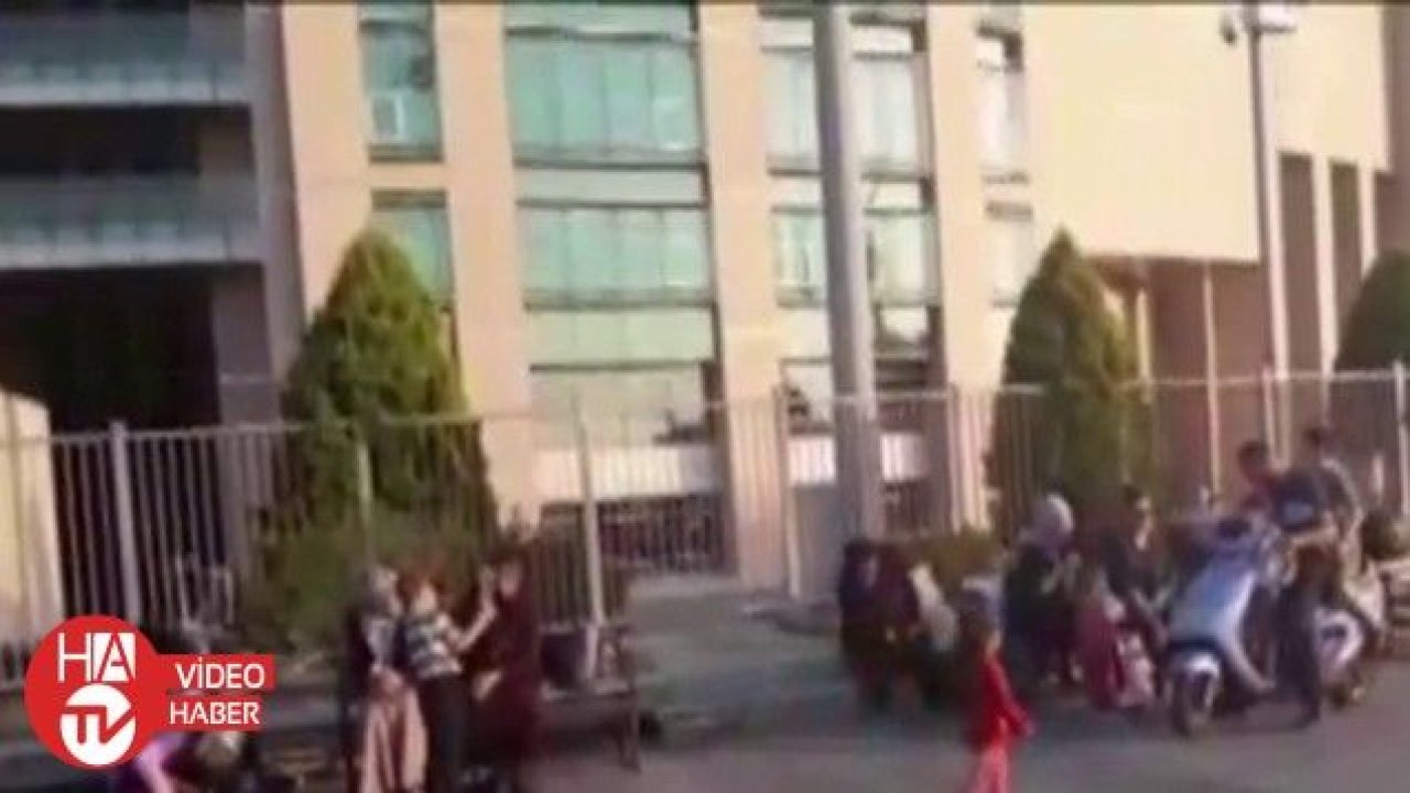 Vatandaşlar adliyenin önündeki boş alana toplandı